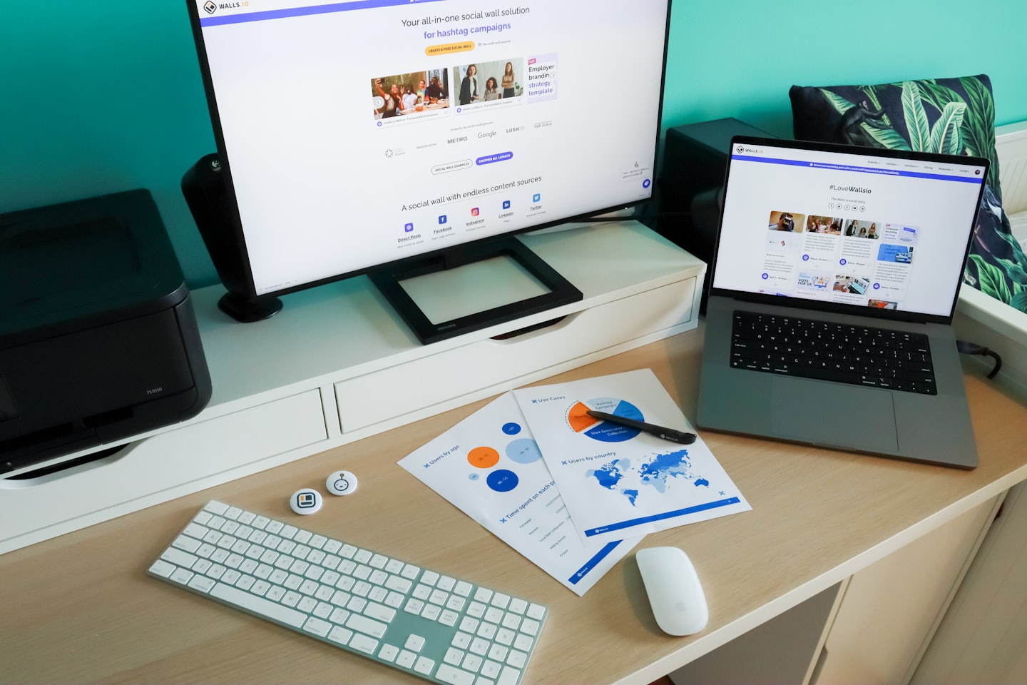 Scrivania per ufficio domestico con monitor, report e stampante.