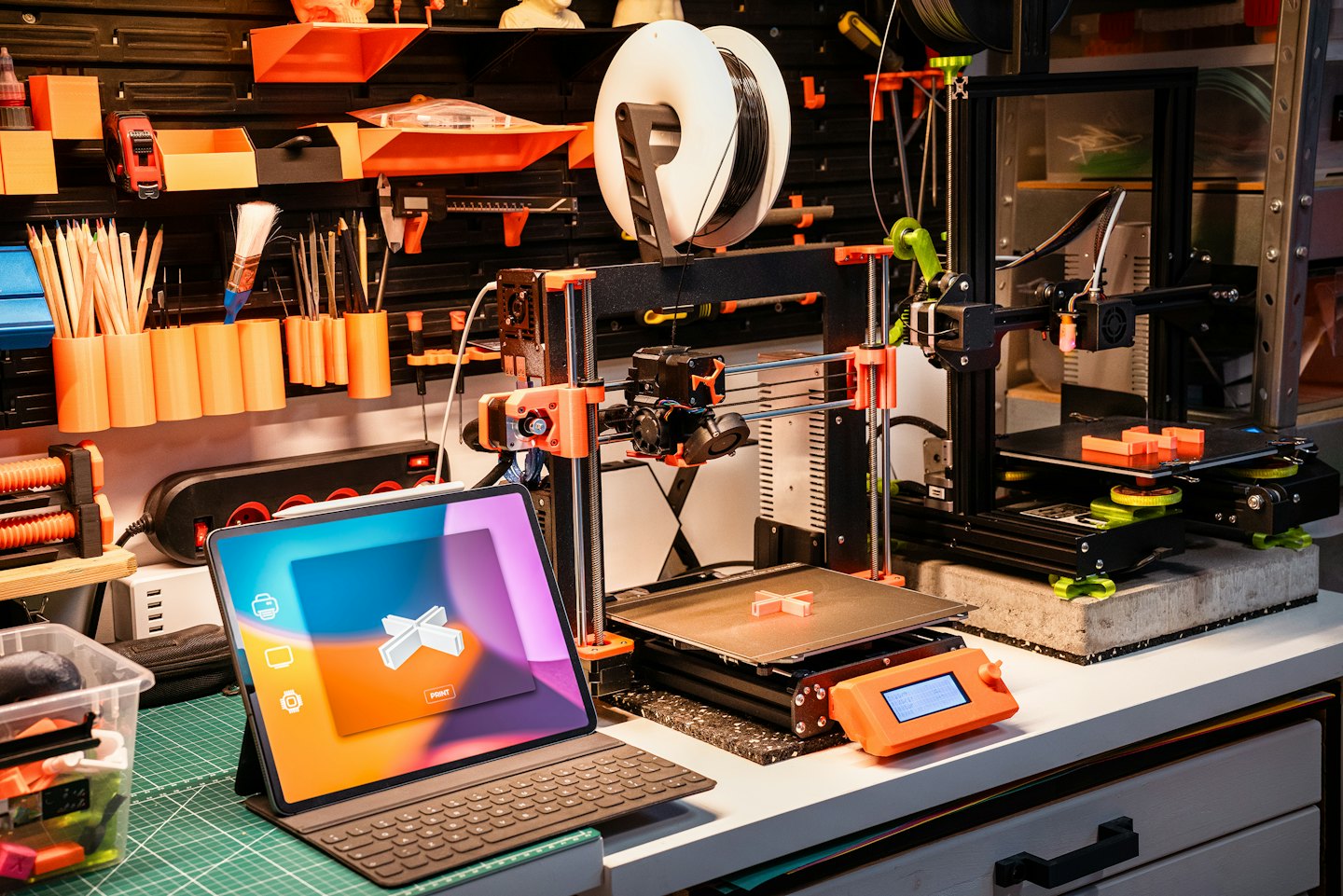 Due stampanti 3D al lavoro in un moderno laboratorio creativo.